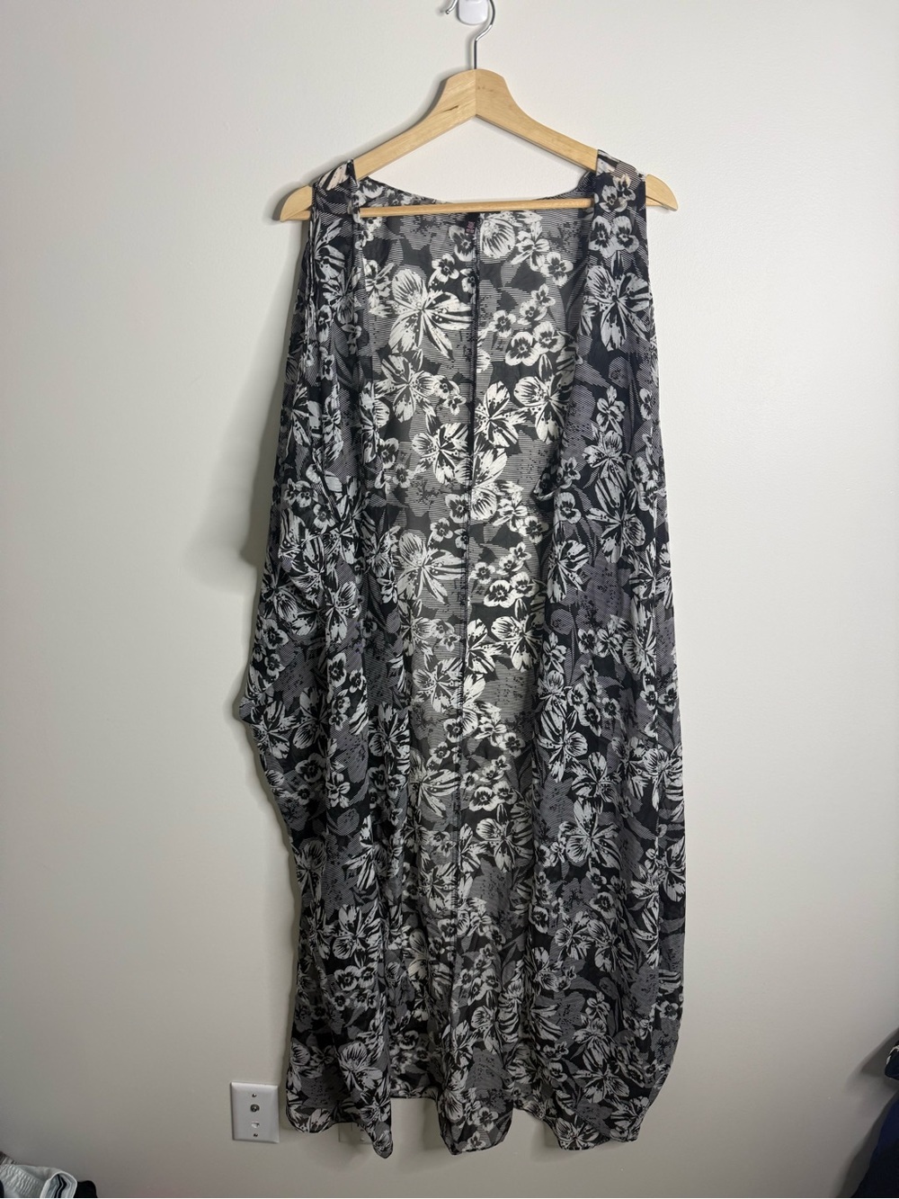 Victoria's Secret Black and White Floral Cover-Up duster kimono one /size